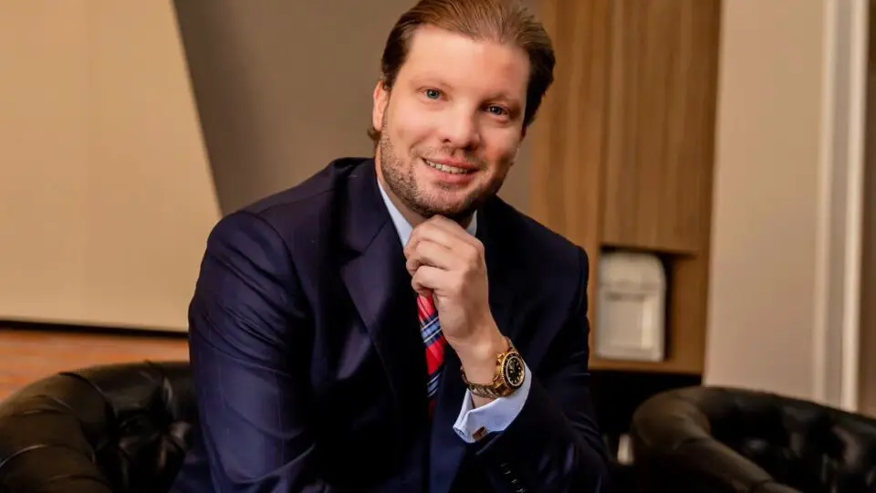 O futuro da construção civil é moldado pela segurança jurídica. Como avalia o advogado Rodrigo Fabbris, a atuação preventiva é essencial para garantir a continuidade das obras e proteger o seu investimento. A gestão jurídica é o alicerce invisível, mas fundamental, para evitar prejuízos.

