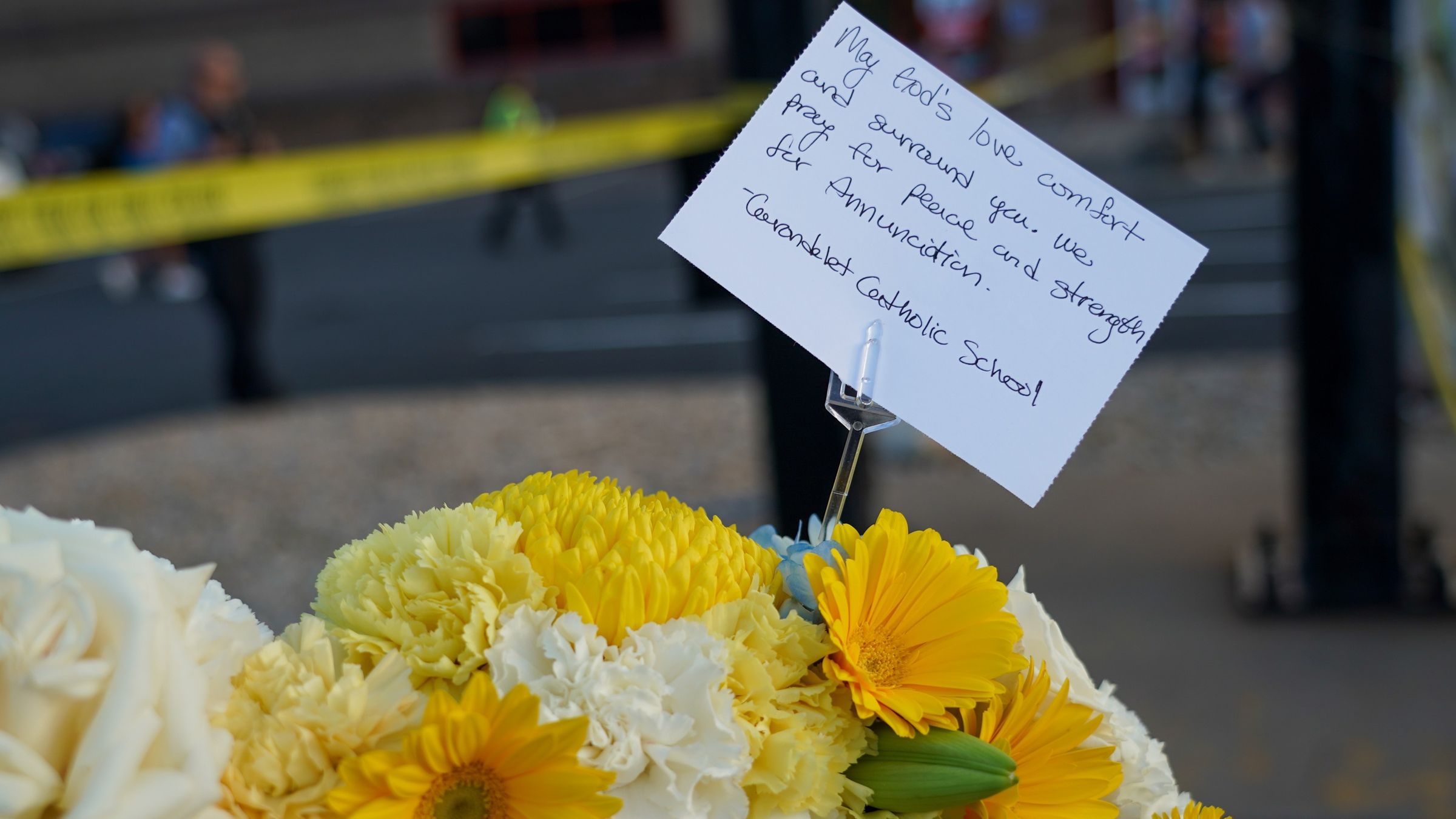“Que o amor de Deus os conforte e envolva. Rezamos para que Annunciation tenha paz e força”, diz texto colocado por outra escola católica junto com flores em um memorial improvisado em homenagem às vítimas da Igreja da Anunciação.
