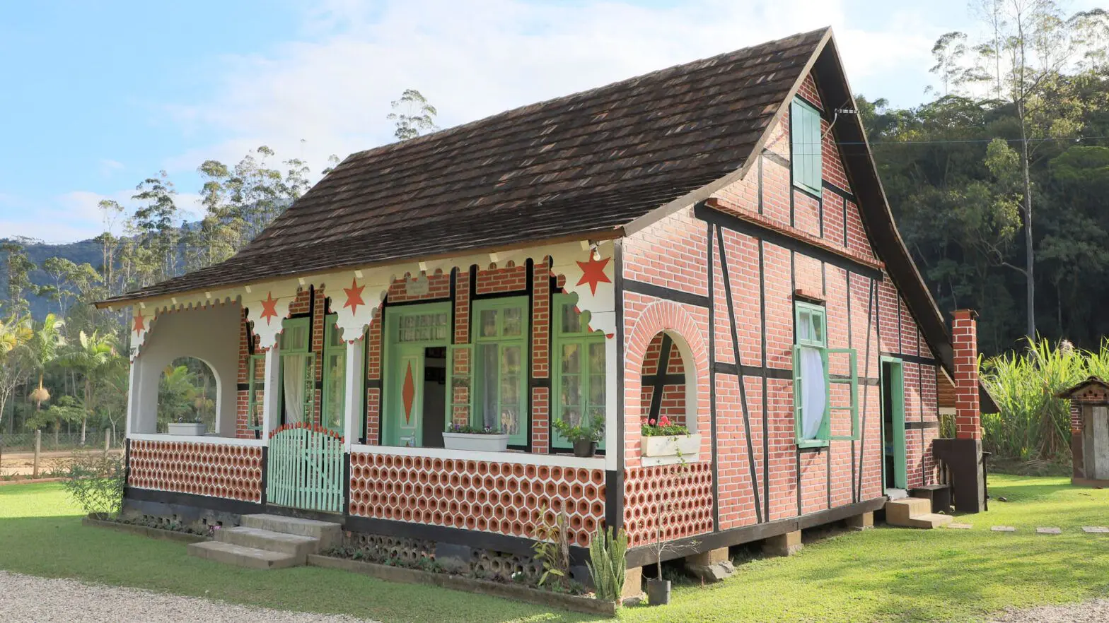 Na Rota Enxaimel, em Pomerode (SC), as casas históricas preservam a arquitetura alemã e contam histórias de tradição e cultura em cada detalhe.