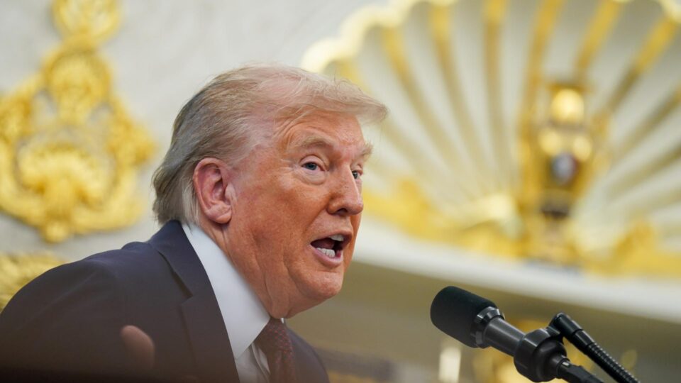 Trump anuncia que EUA atingiram barco da Venezuela que transportava drogas