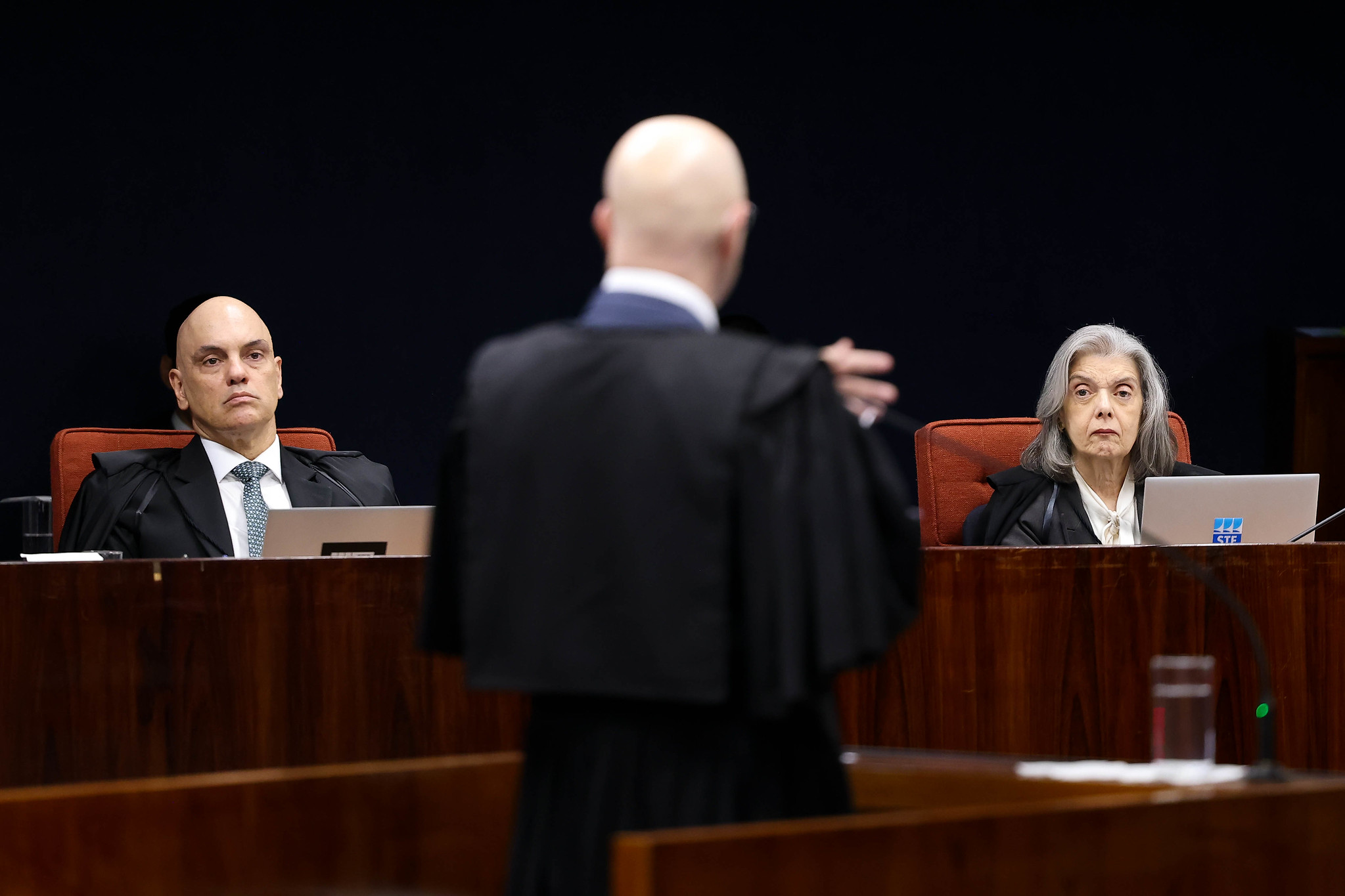 Alexandre de Moraes e Cármen Lúcia ouvem advogado e ex-senador Demóstenes Torres, que usou 20 minutos da sustentação para elogiar ministros e contar casos