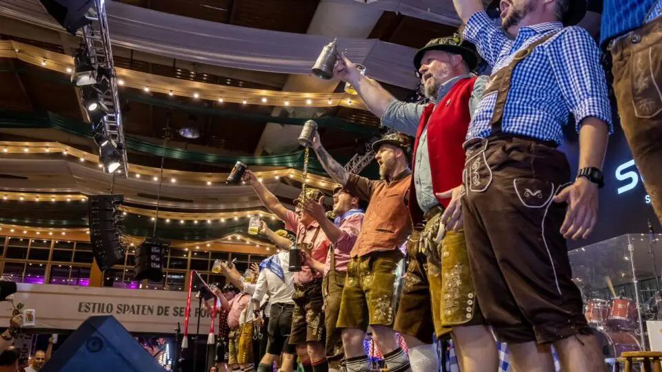 Oktoberfets é uma das festas catarinense de cultura germânica que atrai amantes do consumo do chopp e da cerveja, reforçando a ligação cultural com a abertura de novas cervejarias no estado.