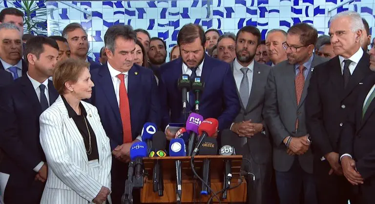 Após saída da União Progressista da base do Governo, Gleisi reforça que permanência de ministros exige lealdade total ao presidente Lula.