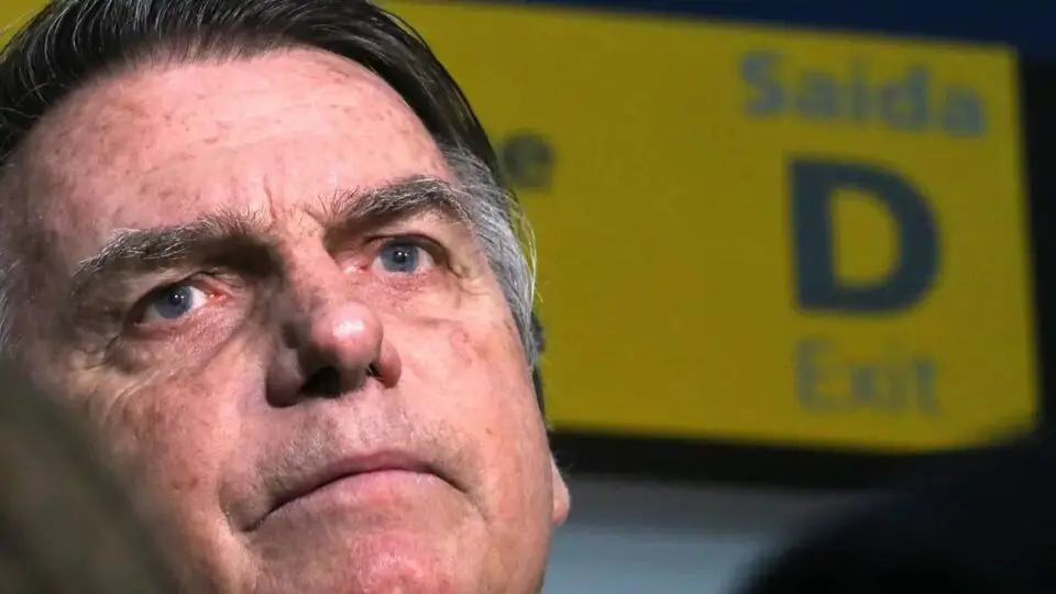 Quaest revela que maioria das redes rejeita julgamento de Bolsonaro e impulsiona hashtag #BolsonaroFree.