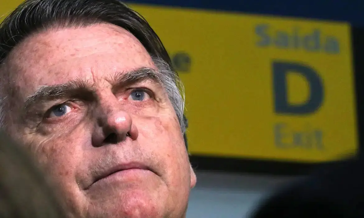 Quaest revela que maioria das redes rejeita julgamento de Bolsonaro e impulsiona hashtag #BolsonaroFree.