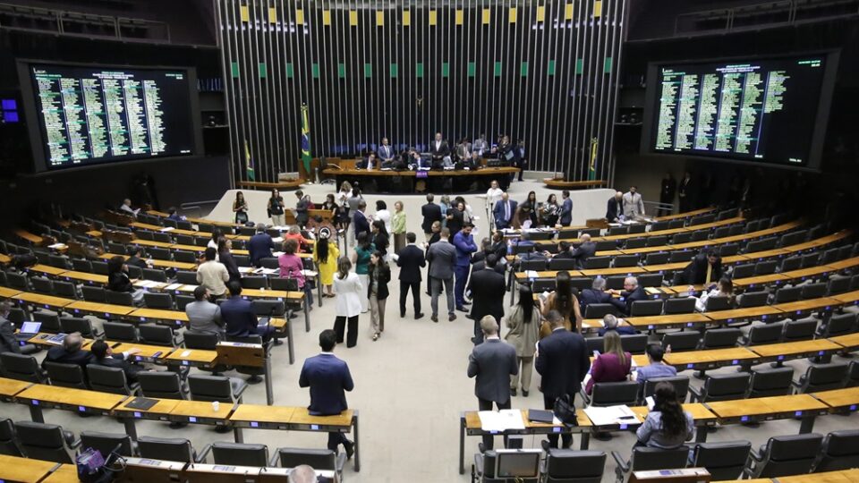 Câmara deve votar Sistema Nacional de Educação em meio a julgamento de Bolsonaro