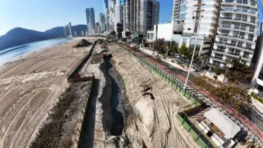 Muro subterrâneo de 6 km está sendo construído para proteção da orla milionária de Balneário Camboriú.
