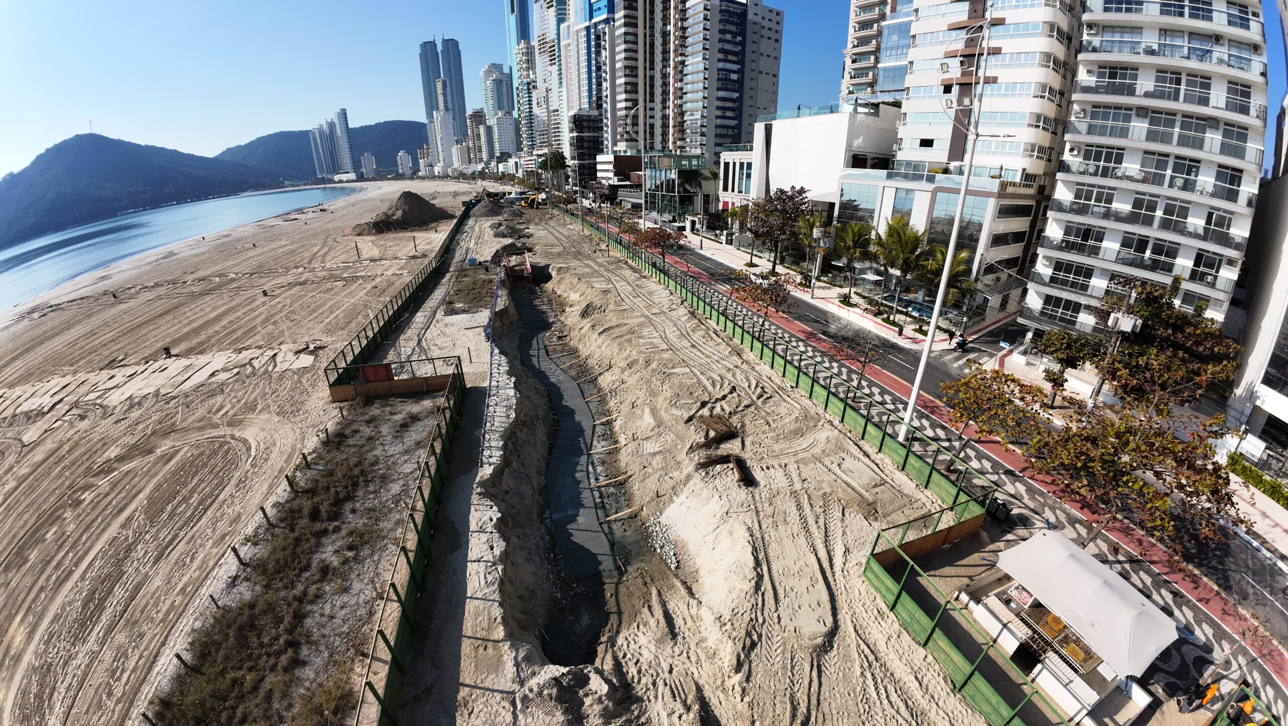 Muro subterrâneo de 6 quilômetros está sendo construído para proteção da orla milionária de Balneário Camboriú (SC).