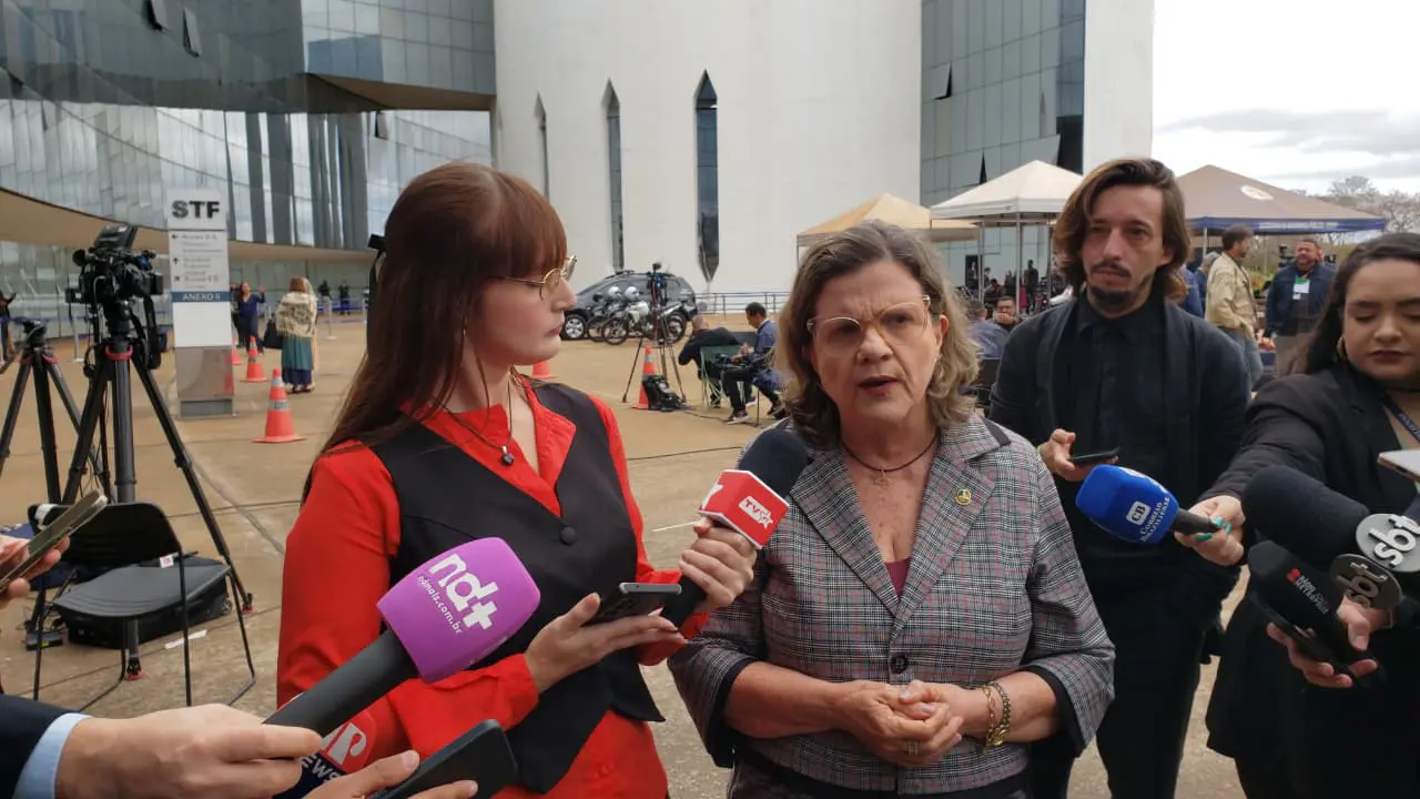 Esquerda acompanha julgamento de Bolsonaro no STF com TV PT e reage à pauta da anistia.