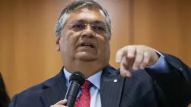 Passageira é indiciada pela Polícia Federal após hostilizar o ministro Flávio Dino em voo de São Luís para Brasília.