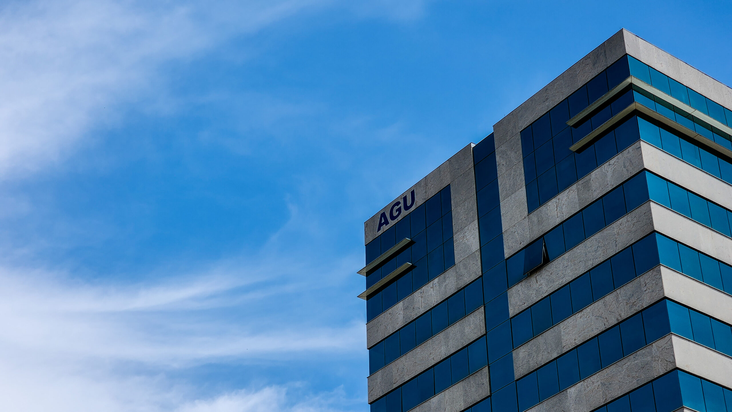 AGU paga honorários bilionários e abre painel para detalhar repasses de servidores.