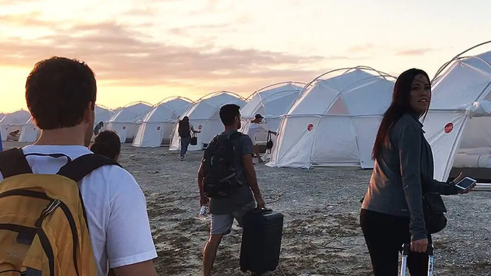 O público chegava ao festival e encontrava uma estrutura das mais precárias e improvisadas
