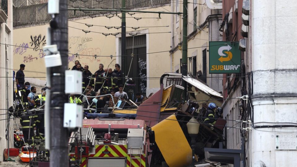 Descarrilamento do Elevador da Glória deixa mais de 15 mortos em Lisboa