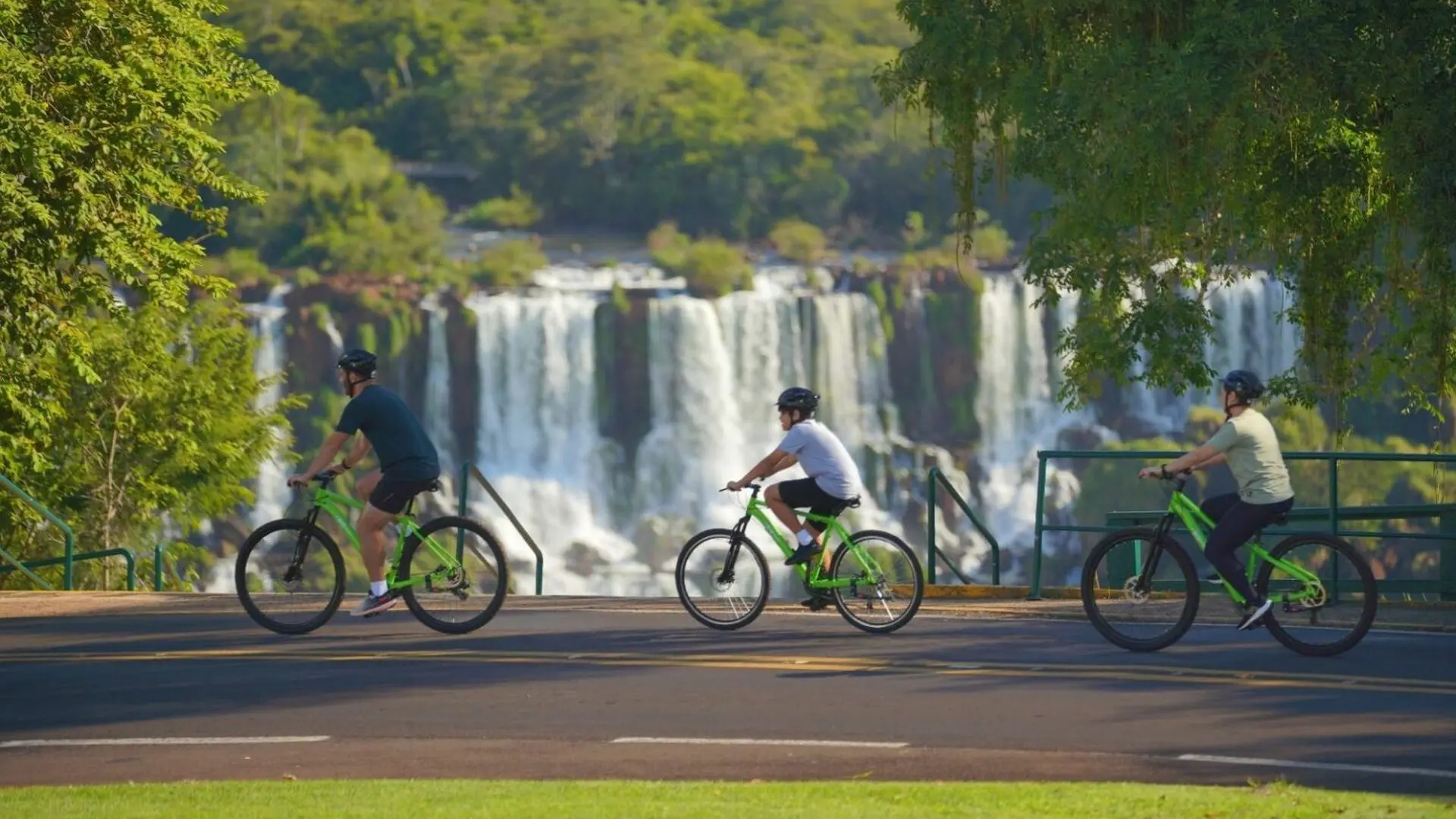 Passeio de bike oferece possibilidade de pedalar até vistas inesquecíveis, como as Cataratas do Iguaçu. 