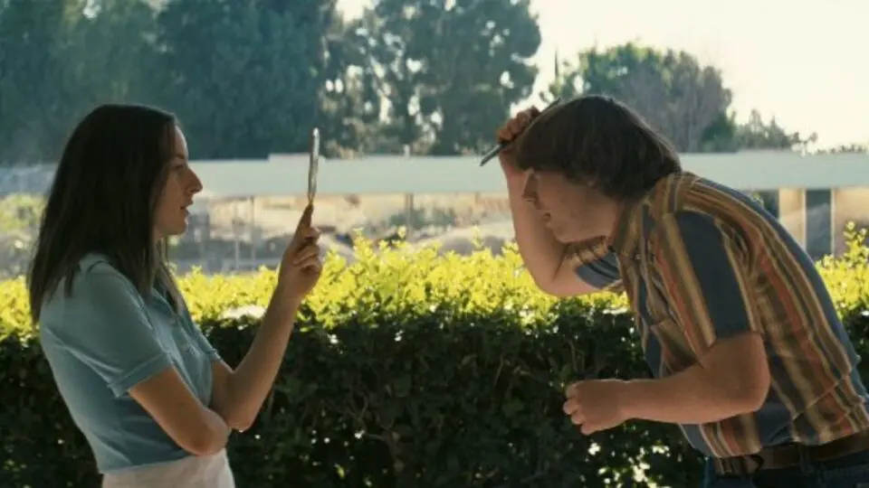 Alana Haim e Cooper Hoffman vivem os protagonistas de Licorice Pizza
