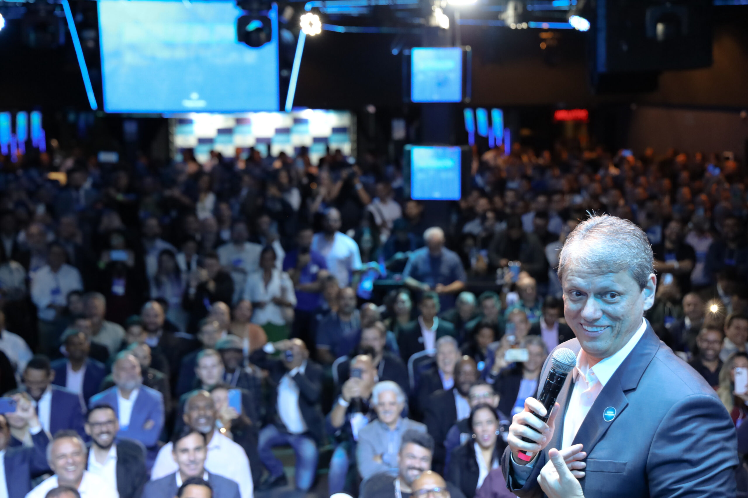 Na terça-feira (2), Tarcísio amanheceu em Brasília para acompanhar o início do julgamento do ex-presidente no STF e, segundo interlocutores, trabalhar pelo projeto na anistia aos réus pelo caso no Congresso Nacional, em mais um gesto de apoio a Bolsonaro.