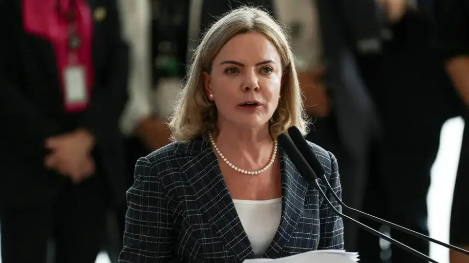 Gleisi afirma que anistia seria “vexame total” e critica pressão de Tarcísio sobre o Congresso.