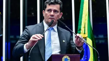 O senador Sergio Moro (União) lidera a intenção de voto ao governo do Paraná em 202, aponta pesquisa da Neokemp.