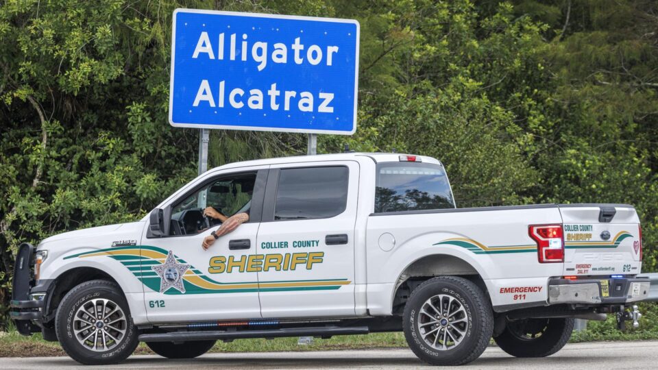 Em vitória para Trump, tribunal suspende ordem para desativar Alligator Alcatraz