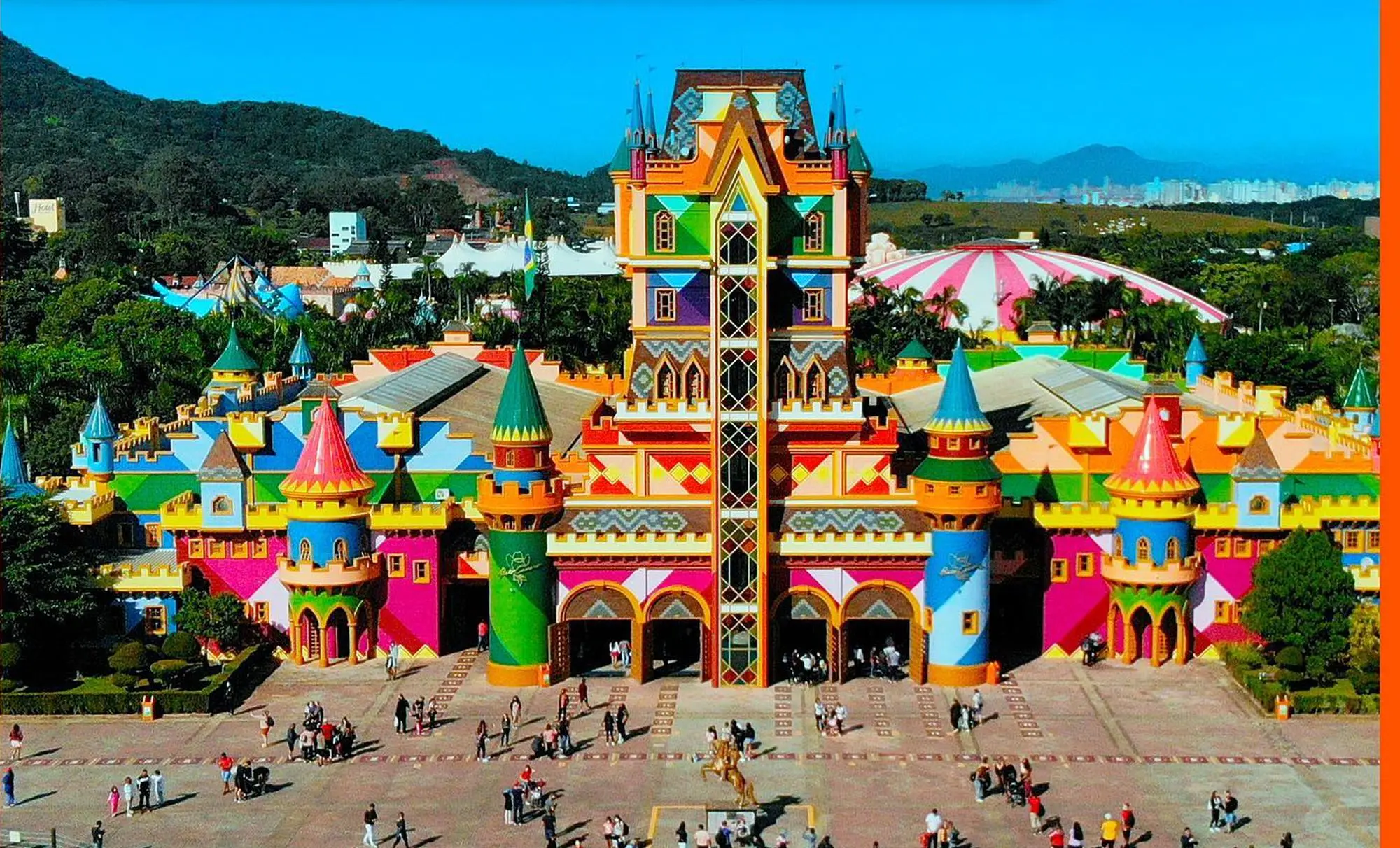 Castelo de entrada do Beto Carrero World, em Penha (SC), ícone do maior parque temático da América Latina e um dos principais destinos de lazer do país.