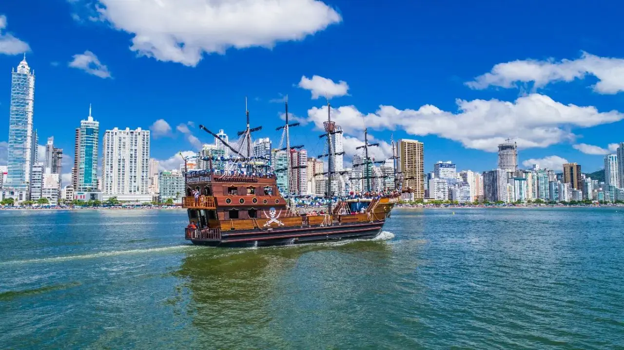 Passeio de barco pirata, em Balneário Camboriú (SC), leva turistas a uma experiência divertida pelo mar, com encenações e vista privilegiada da orla