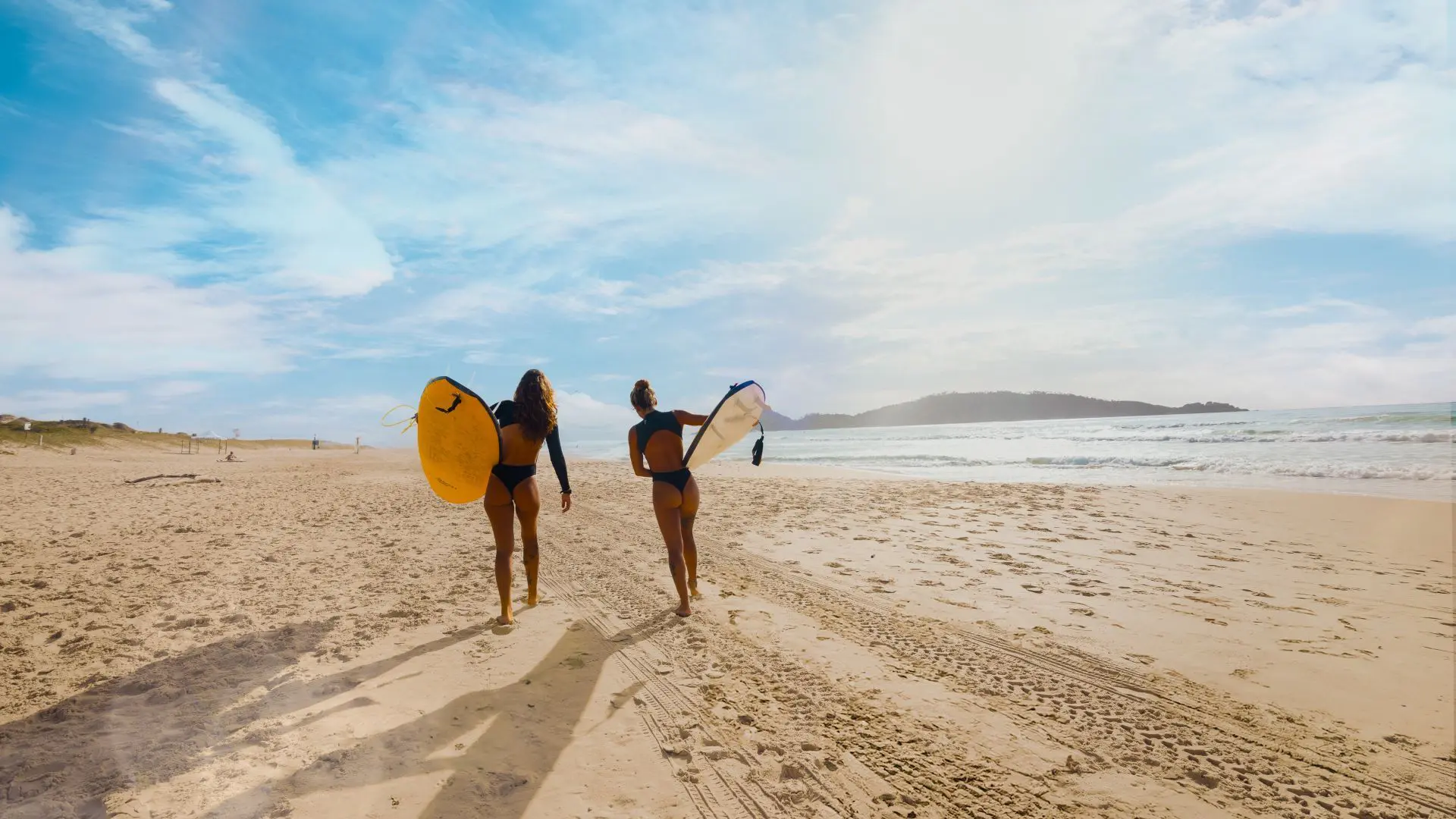 Surfistas em direção das belas praias de Florianópolis (SC), destino reconhecido nacionalmente pelas ondas e pelo turismo ligado aos esportes aquáticos.