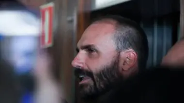 Eduardo Bolsonaro condiciona apoio da direita à anistia que inclua Jair Bolsonaro.