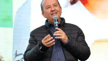 Jorginho Mello (PL) lidera intenção de votos ao governo de Santa Catarina, aponta pesquisa.