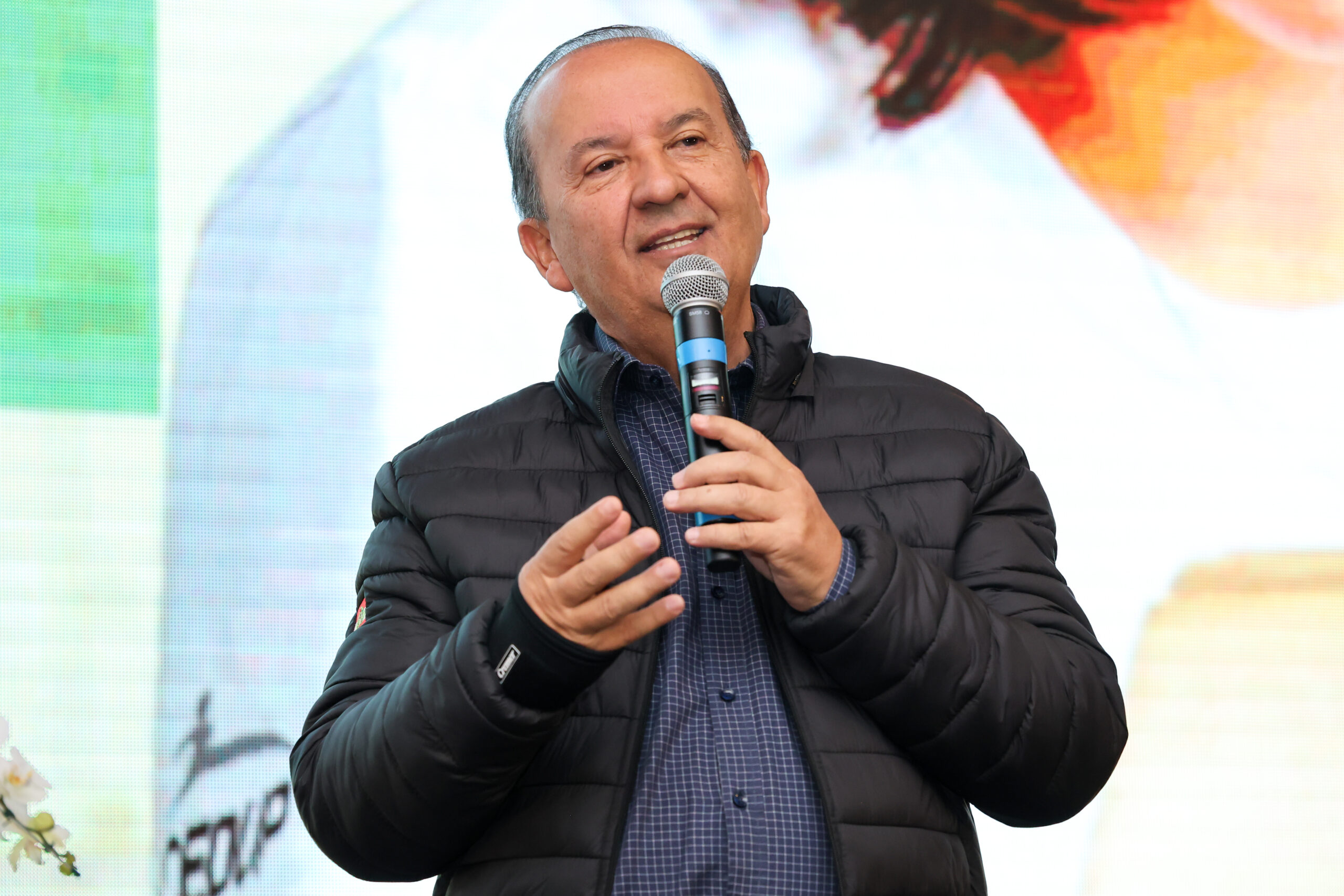 Jorginho Mello (PL) lidera intenção de votos ao governo de Santa Catarina, aponta pesquisa.