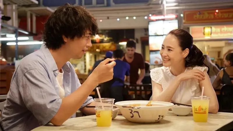 Masato e Mei Lian comem num restaurante de Singapura