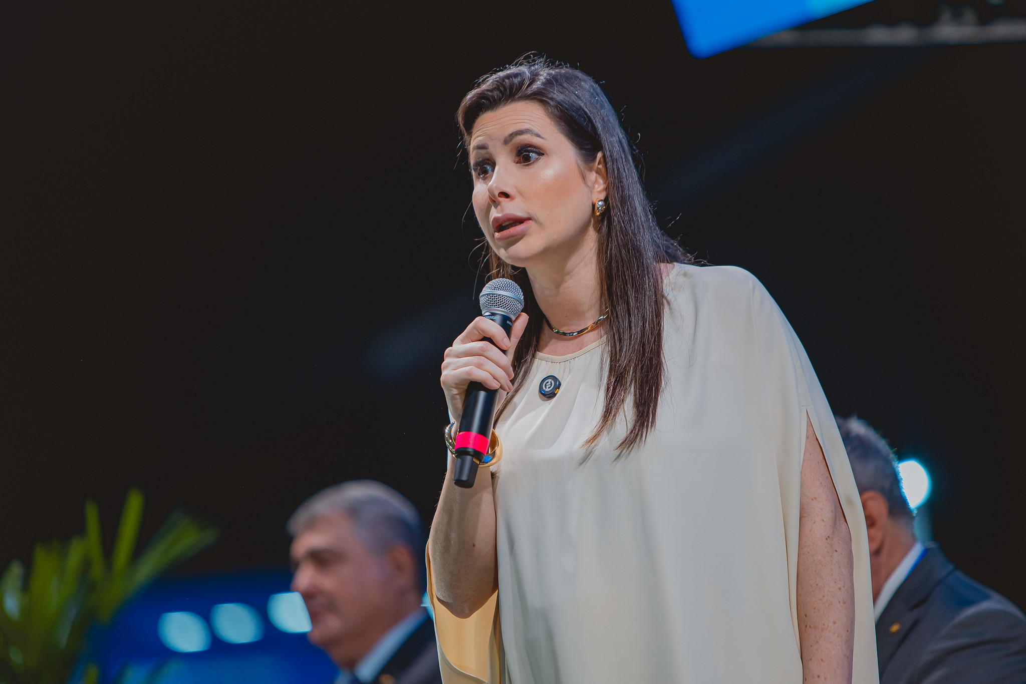 Em pesquisa da Real Time Big Data, Carlos Bolsonaro lidera as intenções de voto com 45% e a deputada Caroline de Toni tem 33%.