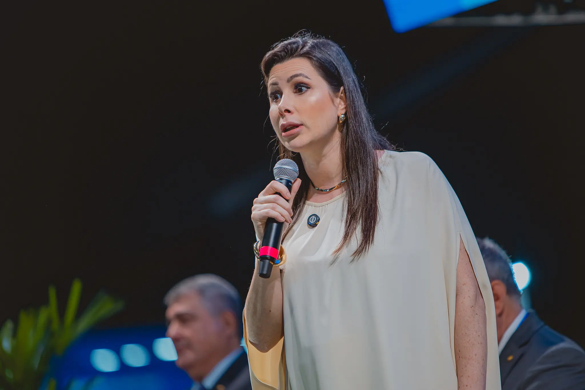 Em pesquisa da Real Time Big Data, Carlos Bolsonaro lidera as intenções de voto com 45% e a deputada Carol de Toni tem 33%.