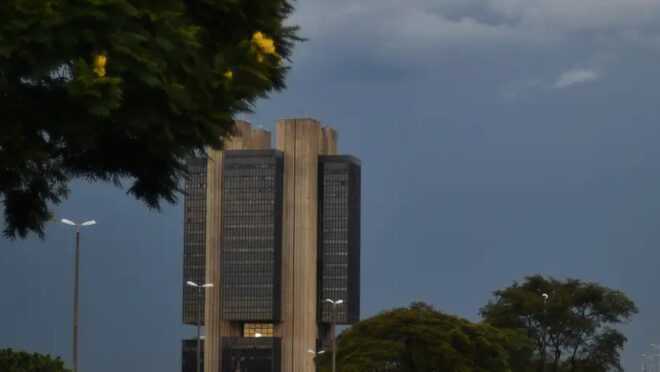 Centrão faz ofensiva para derrubar autonomia do BC e reabrir portas a pressões políticas
