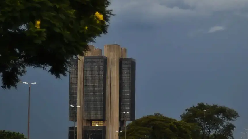 Centrão tenta derrubar autonomia do Banco Central com projeto que permite demissão de diretores pelo Congresso.