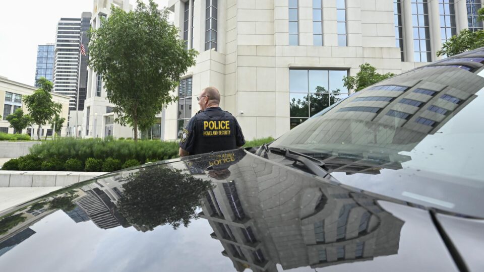 Agentes federais prendem 475 imigrantes ilegais em fábrica da Hyundai nos EUA