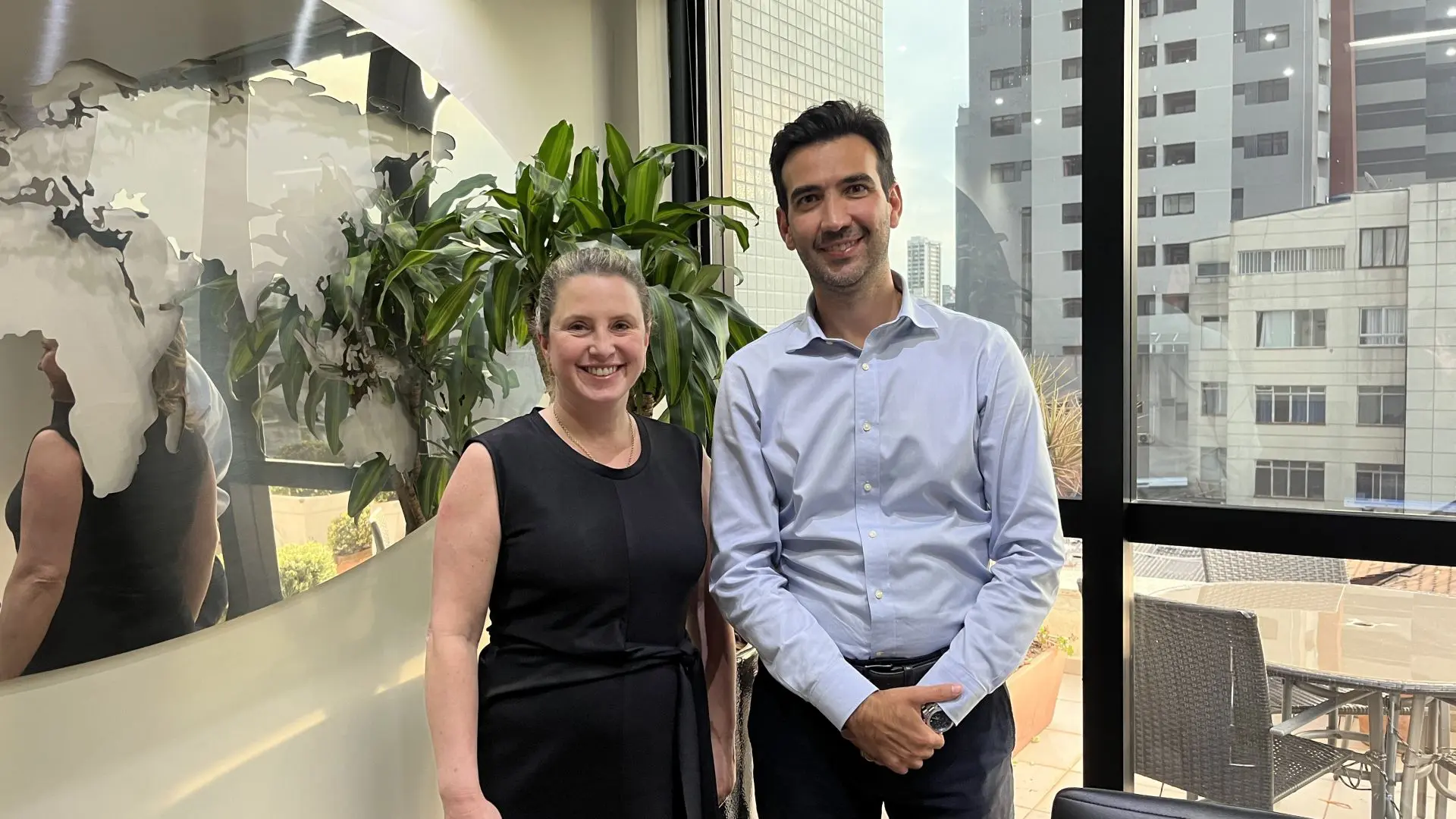 Kelen Castro, Gerente Geral, e Douglas Michelato, Gerente Financeiro, celebrando a conquista da Premier Turismo como uma das melhores empresas para se trabalhar no Paraná pelo GPTW 2025.