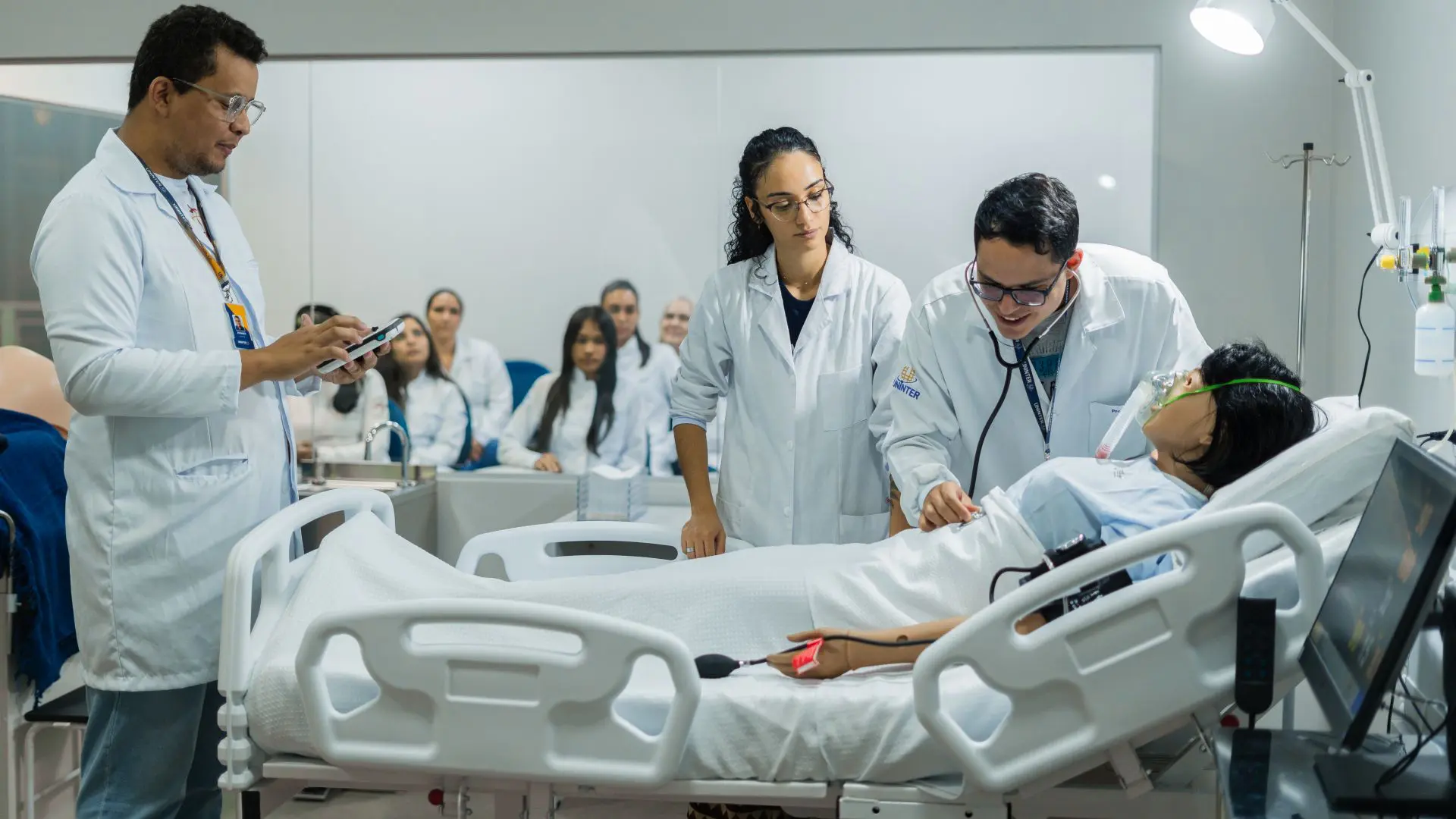 Um dos LAPADS (Laboratórios Presenciais de Apoio Didático) em Brasília. A iniciativa ampliou a formação prática dos alunos, aliada à mais alta tecnologia.