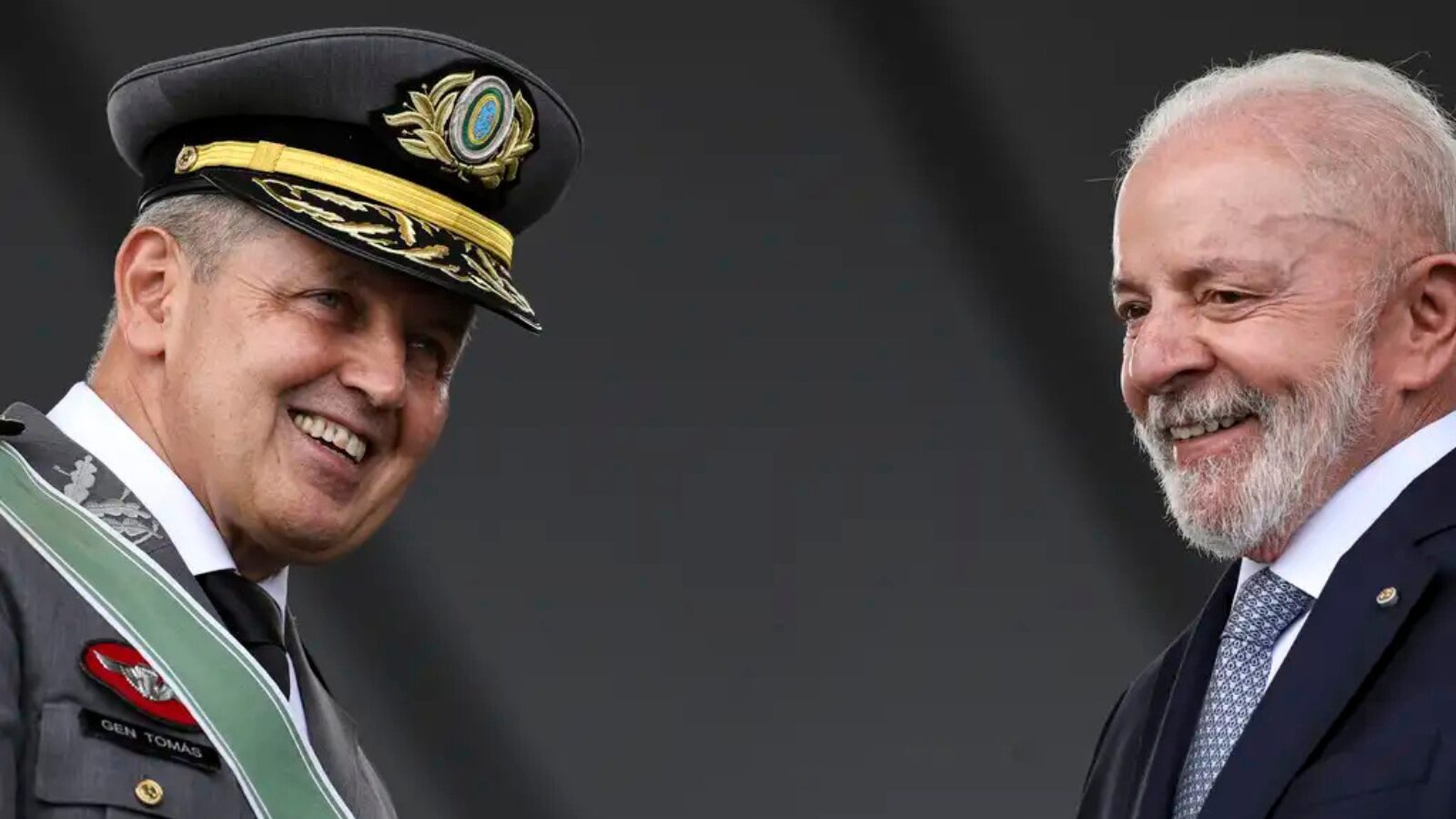 Lula e o comandante do Exército, general Tomás Paiva, durante cerimônia em abril deste ano.