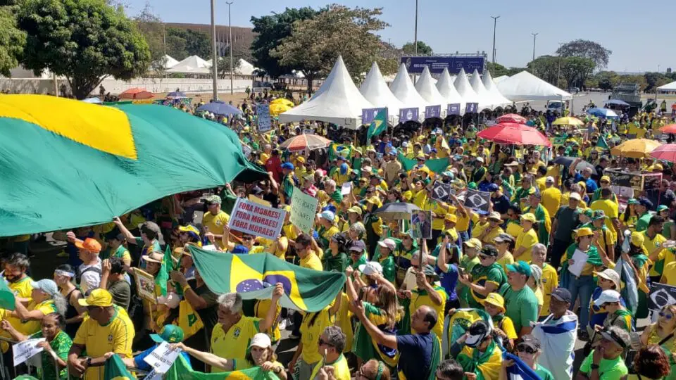 Em Brasília, milhares de manifestantes se reúnem no estacionamento da Funarte desde as 9h deste 7 de setembro; atos estão programados para quase 100 cidades do Brasil e do exterior