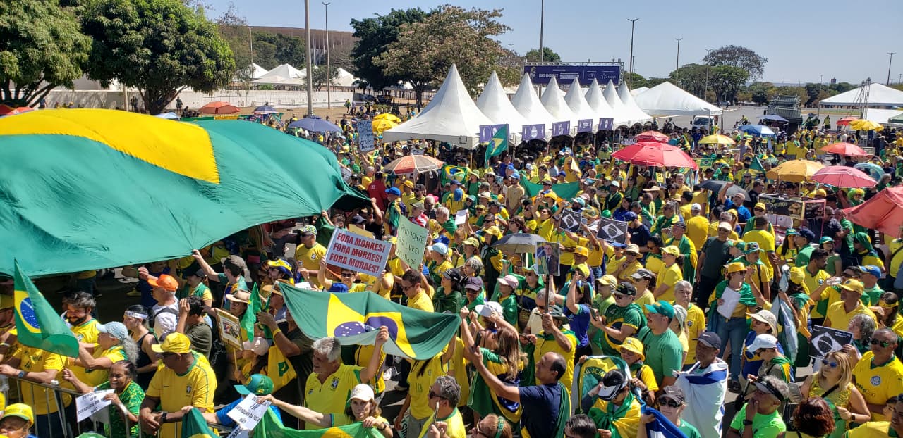 Em Brasília, milhares de manifestantes se reúnem no estacionamento da Funarte desde as 9h deste 7 de setembro; atos estão programados para quase 100 cidades do Brasil e do exterior