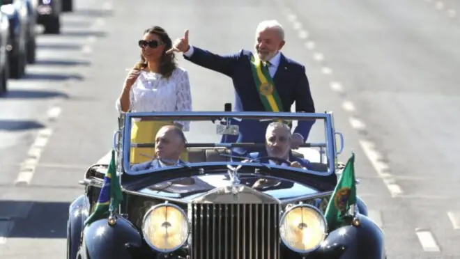 Lula participa de desfile esvaziado em Brasília