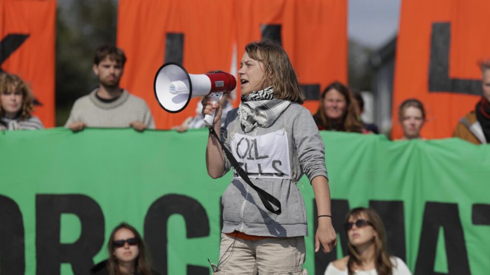 Greta Thunberg acusa premiê britânico de “estar do lado do genocídio” em Gaza