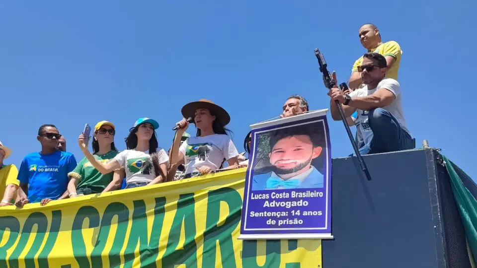 Luíza Cunha, filha do empresário Clezão, preso do 8 de janeiro que morreu no presídio da Papuda, discursa em ato em Brasília