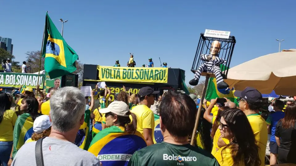 O manifestante Vanderlei Komatsu levou um boneco do ministro do STF Alexandre de Moraes vestido de presidiário e atrás das grades: "É uma homenagem. Acho que representa bem aquilo que a gente quer. Na verdade quem está cometendo crimes é ele", diz
