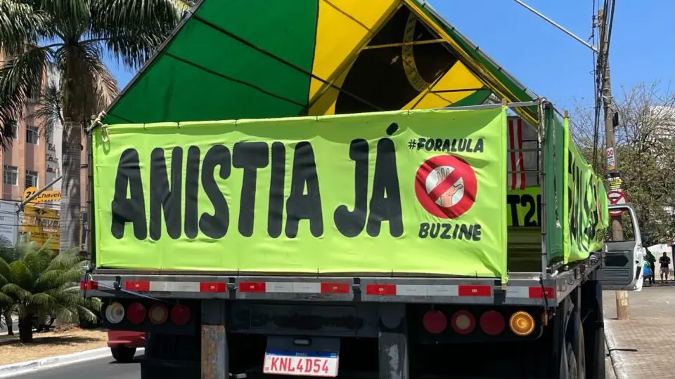 Caminhão com mensagem pró-anistia em Goiânia.