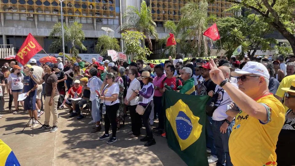 Manifestantes de esquerda participam do Grito dos Excluídos em Brasília, em 7 de setembro de 2025