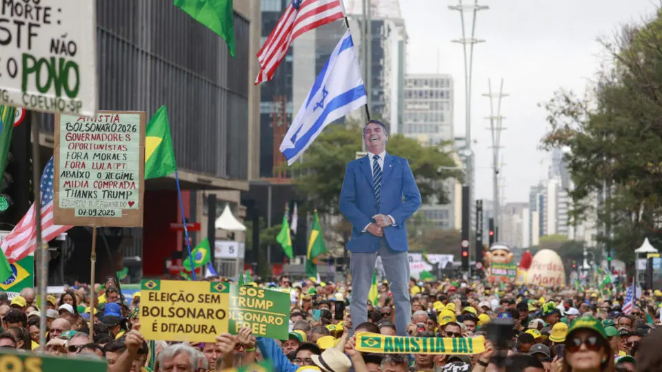 Manifestantes carregam bandeiras dos Estados Unidos e de Israel em meio às do Brasil na manifestação de 7 de setembro na Av. Paulista