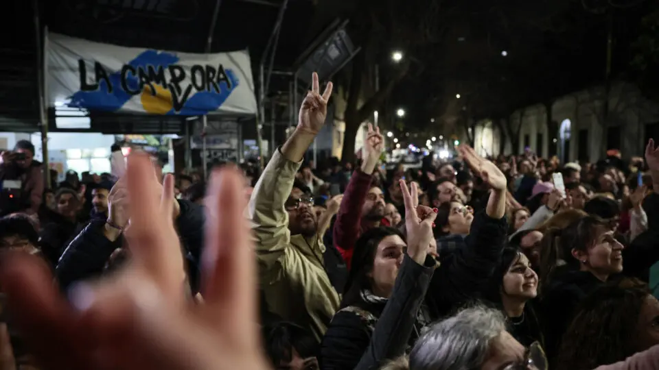 Eleitores peronistas se concentram na frente da casa da ex-presidente Cristina Kirchner para celebrar vitória nas eleições provinciais de Buenos Aires