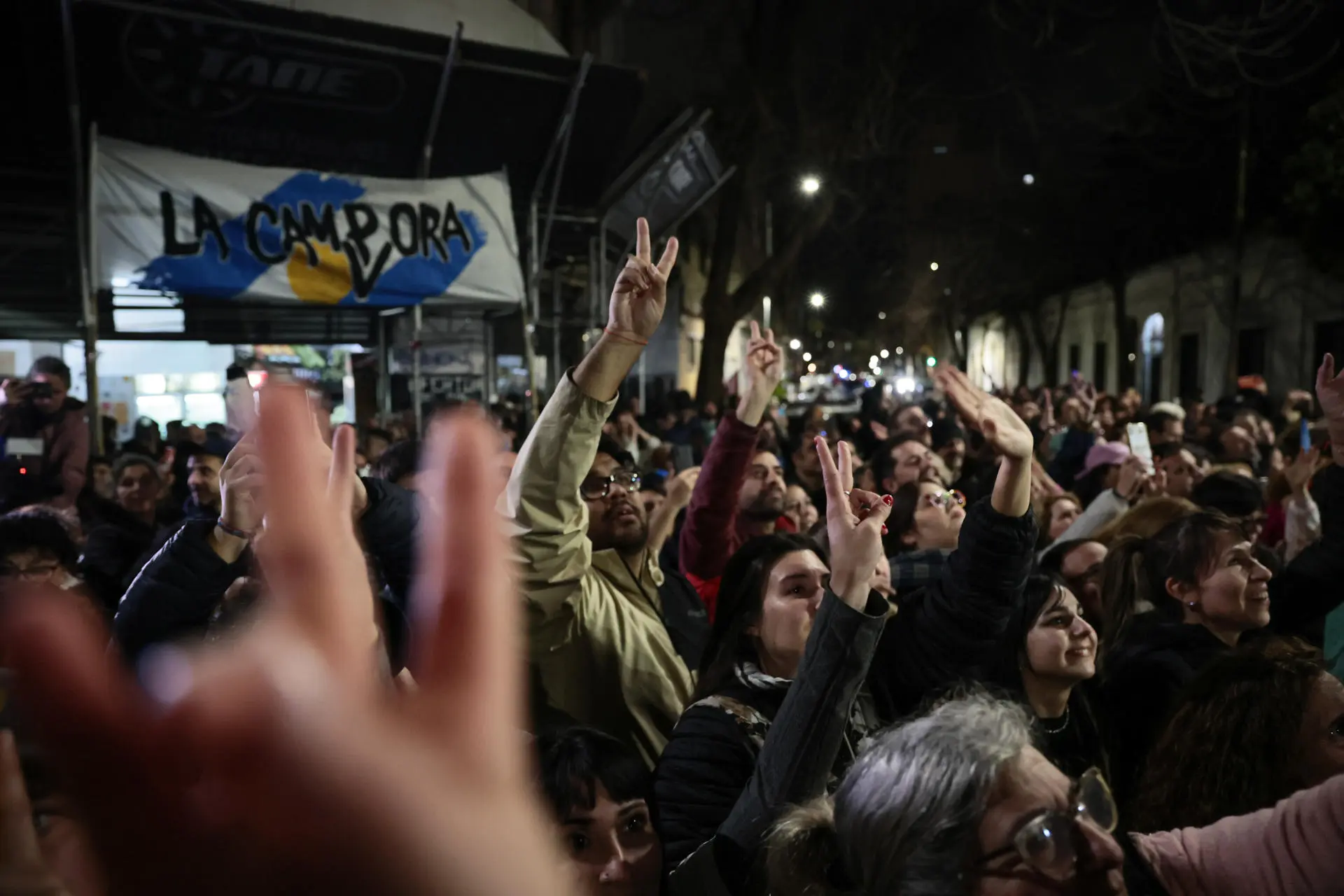Eleitores peronistas se concentram na frente da casa da ex-presidente Cristina Kirchner para celebrar vitória nas eleições provinciais de Buenos Aires