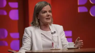 Gleisi Hoffmann classifica como “gravíssimas” as ofensas de Ciro; defesa vê tentativa de limitar a liberdade de expressão.